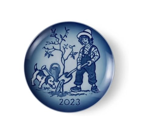 Royal Copenhagen Bing & Grøndahl Kindertagsteller 2023 in der Farbe Blau - Der kleine Helfer des Gärtners 13 cm, aus Porzellan gefertigt, 1066058 von Royal Copenhagen