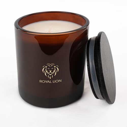Duftkerze im Glas mit Holzdeckel - 75h Brenndauer - Aromatherapie - 300g Vegane Handgemachte Natürliche Sojawachs Kerze mit edlen Düften von Eukalyptus, Rosmarin und Sandelholz (WELLNESS) von Royal Lion