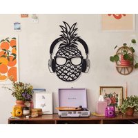 Party Junge Ananas Wanddekoration, Musik Hören Metall Wandkunst, Schlafzimmer Wand Dekor, Wohnzimmer Überbett Dekor, Wandbehang von RoyalMetalWallArt