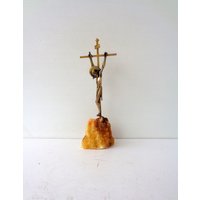 Kruzifix Aus Messing Auf Einem Vintage Quarzsockel Den 70Er Jahren Gesamthöhe 26, 5 cm Gewicht 592 G von RoyalVintageItalia