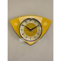 Farbe Geätzte Trianguloide Lucite Resopal Wohnwagen Wanduhr Von Royale - Midcentury Atomic Jetsons Retro Style Yellow & Cream von BYROYALEONETSY