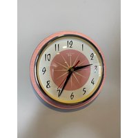 Farbgeätzte Formica Wohnwagen Küchen Wanduhr Von Royale - Midcentury Atomic Jetsons Retro Style in Pink von BYROYALEONETSY