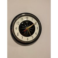 Farbgeätzte Formica Wohnwagen Küchen Wanduhr Von Royale - Midcentury Atomic Jetsons Retro Style in Schwarz von BYROYALEONETSY