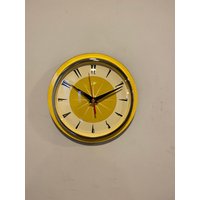 Farbgeätzte Formica Wohnwagen Küchen Wanduhr Von Royale - Midcentury Atomic Jetsons Retro Style in Bumble Yellow von BYROYALEONETSY