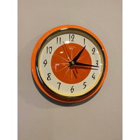 Farbgeätzte Formica Wohnwagen Küchen Wanduhr Von Royale - Midcentury Atomic Jetsons Retro Style in Neon Tangerine von BYROYALEONETSY
