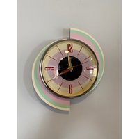Farbgeätzte, Sich Drehende Meteor-Caravan-Wanduhr Von Royale - Pastellrosa Grün Creme Midcentury Atomic Jetsons Retro-stil von BYROYALEONETSY