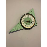Formica Lucite Atomic Meteor Wanduhr Von Royale - 70's Retro Style in Mint Cocktail Green Formica Lucite Atomic Meteor Wanduhr Von Royale - 70's Retro Style in Mint Cocktail Green von BYROYALEONETSY
