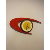 Farbe Geätzte Lucite Resopal Wanduhr Von Royale - Midcentury Atomic Boomerang Retro Stil in Tomatenrot & Gelb von RoyaleEnamelLtd