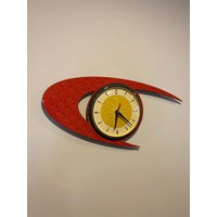 Farbgeätzte Lucite Resopal Wanduhr Von Royale - Midcentury Atomic Boomerang Retro Stil in Tomatenrot & Gelb von BYROYALEONETSY