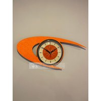 Royalexe Laminierte Wanduhr Von Royale - Midcentury Atomic Boomerang Retro-stil in Neon Mandarine von RoyaleEnamelLtd