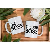 Der Boss Und Der Echte Tassen-Set, Tasse, Lustige Paartassen, Heiratsgeschenk, Hochzeitstassen, His & Hers Tassen Für Paare von RoyallyMuggedOff