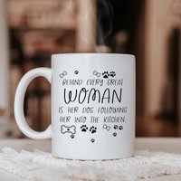 Hinter Jeder Großartigen Frau, Hundebesitzer Geschenk, Hundemama Mama Der Hunde, Lustige Hundetasse, Haustierbesitzer Tasse, Geburtstagsgeschenk von RoyallyMuggedOff