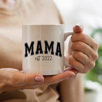 Mama Est 2024, Tasse Personalisiert, Geschenk Für Neue Mutter Uk, Geschenke, Neues Elterngeschenk, Nettes Benutzerdefiniertes Muttergeschenk von RoyallyMuggedOff