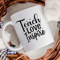 Teach Love Inspire, Geschenk Für Lehrer Freund, Tasse, Danke Wertschätzung Kaffeetasse Neuer von RoyallyMuggedOff