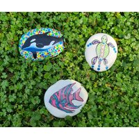 Sea Rocks, Handbemalt Haifisch Kunst, Haifisch, Meerjungfrau, Weißer Hai von RtsyAustralia