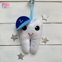 Personalisierte Jungen Zahnfee Kissen, Mit Neuem Verbesserten Gesicht, Monogramm Baseballkappe Und Geldtasche von RubyLewisDesigns