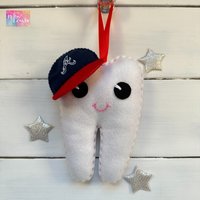 Personalisiertes Zahnfee-Kissen Für Jungen, Mit Sport-Baseballkappe Und Personalisierter Tasche von RubyLewisDesigns