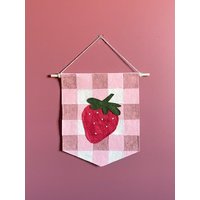 Filz Erdbeer Vichykaro Wandbehang | Kinderzimmer Dekor Kleine Mädchen Raum Dekoration Rosa Akzent Vintage Vibes Mädchenhaft Filz Erdbeer Vichykaro Wandbehang | Kinderzimmer Dekor Kleine Mädchen Raum Dekoration Rosa Akzent Vintage Vibes Mädchenhaft von RubyandCedar