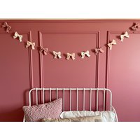 Schleifengirlande | Kinderzimmer Dekor Kleine Mädchen Raum Dekoration Rosa Akzent Vintage Vibes Wandbehang Partygirlande Schleifengirlande | Kinderzimmer Dekor Kleine Mädchen Raum Dekoration Rosa Akzent Vintage Vibes Wandbehang Partygirlande von RubyandCedar