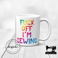 F K Off I'm Sewing, Weiße Tasse, Nähe Humor, Lustig, Becher, Quilten, Handwerk, Geschenkidee, Crafty, Sewist, Näherin F K Off I'm Sewing, Weiße Tasse, Nähe Humor, Lustig, Becher, Quilten, Handwerk, Geschenkidee, Crafty, Sewist, Näherin von RubyjamFabric