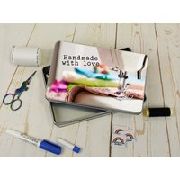 Handgemacht Mit Liebe, Nähmaschine, Nähen, Motiv, Aufbewahrung, Blechdose, Leer, Rechteck, Metall, Nähkasten, Rubyjam Stoff von RubyjamFabric