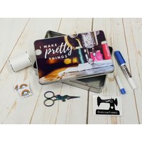 I Make Pretty Things, Nähen, Motiv, Aufbewahrung, Blech, Leer, Rechteck, Metall, Nähkasten, Rubyjam Stoff I Make Pretty Things, Nähen, Motiv, Aufbewahrung, Blech, Leer, Rechteck, Metall, Nähkasten, Rubyjam Stoff von RubyjamFabric