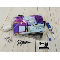 Sew All The Things, Lila, Nähen, Motiv, Aufbewahrung, Blechdose, Leer, Rechteck, Metall, Nähkasten, Rubyjam Stoff Sew All The Things, Lila, Nähen, Motiv, Aufbewahrung, Blechdose, Leer, Rechteck, Metall, Nähkasten, Rubyjam Stoff von RubyjamFabric
