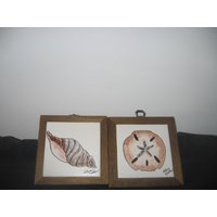 Vintage Bemalte Keramik Fliese Gerahmt in Holz Dekorativer Wandbehang von Rubysvintagetreasure