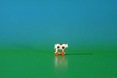 Rudolphs Schatzkiste Miniatur Kuh auf Räder Höhe ca 2,5 cm NEU Reifenvieh Holztier Seiffen Erzgebirge von Rudolphs Schatzkiste