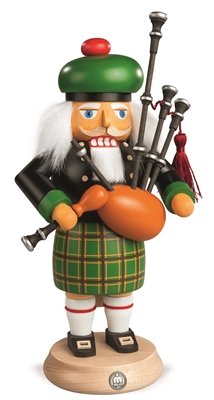 Rudolphs Schatzkiste Nutcracker Nussknacker Schotte in Hochlandtracht mit Dudelsack (BxH):15x27cm NEU Weihnachten Seiffen Nutcracker Nüsse Erzgebirge Winter Dekoration Holzkunst Holz Weihnachtsmann von Rudolphs Schatzkiste