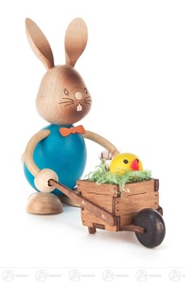 Rudolphs Schatzkiste Osterhase Stupsi mit Schubkarre - Osterhasenfigur – Ostern – Frühjahr - Handarbeit Erzgebirge - Höhe 12,5 cm - NEU von Rudolphs Schatzkiste