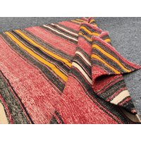 Rot Gestreifter Boho-Teppich, 120cm X 240cm Kelimteppich R9191F99 Rot Gestreifter Boho-Teppich, 120cm X 240cm Kelimteppich R9191F99 von RugsofIstanbul