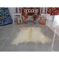 Cremefarbener Ziegenfellteppich, Teppich Für Hundewelpen, Wollteppich, Teppichboden, Teppichboden Zubo von RugsofYesteryear