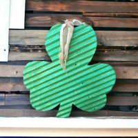 Großes Gewelltes Zinn Kleeblatt/Rustikales St. Patrick's Decor Metall Kleeblätter von Rustaroundtheedges