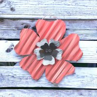 Korallrote Dose Blume/Geriffelte Dogwood Rostige Handbemalte Blumen von Rustaroundtheedges