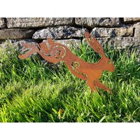 Rostiger Metallhase - Gartenschmuck Kunst Geschenk Keltisch Nagetier Kaninchen Tanzen von RustedBanana