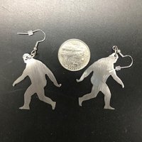 Bigfoot Ohrringe Metallkunst von RusteesGardenArt