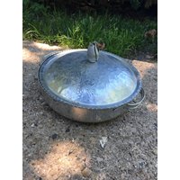 Gehämmert Esaluminium, Gehämmert Aluminium Bedeckt Schale, Tulpe Motiv, Servierschale, Aluminiumschale, Pyrex Halter, Deckel Schale von RusticBuckets