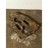 Rusty Trivet, Gusseisen Untersetzer, Rusty Eisen Rest, W.h. Howell Co, Industrielle Dekor, Bauernhaus Land Diy Versorgung, Rustikale Dekor von RusticBuckets