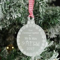 Personalisierte Erste Weihnachtsbaumdekoration, Mr & Mrs Frosted Acrylkugel Personalisierte Erste Weihnachtsbaumdekoration, Mr & Mrs Frosted Acrylkugel von RusticCharm11