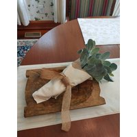 Lamb's Ear Collection - Mit Leinen Umwickelte Bauernhausblumen in Einer Holzteigschale Als Herzstück von RusticCurations