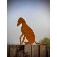 Äußeres Rustikales Rostiges Metall Whippet Sitzendes Windspiel Hund Haustier Tier Gartenpfahl-Zaun-Deckel-Wand-Zeichen-Hof-Kunst-Skulptur-Geschenk von RusticGardenArtShop