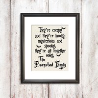 Addams Familie Inspiriert Zeichen, Sie Sind Gruselig Und Verrückt, Personalisierte Goth Dekor, Jubiläumsgeschenk, Hochzeitsgeschenk, Frau Geschenk von RusticInkCo