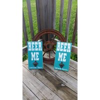Beer Me Holzschild Mancave - Holzwand Ladendekor Geschenk Mann Trauzeuge Vorhanden Flaschenöffner Papa Schild von RusticLaneCreations