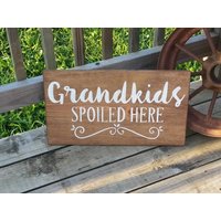 Großelternenschild - Enkelkinder, Die Hier Verwöhnt Sind Rustikales Holzschild Für Großeltern Geschenk Oma Schild von RusticLaneCreations