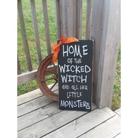 Halloween Holzschild - Zuhause Der Bösen Hexe Und All Ihrer Kleinen Monster Rustikales Hexenschild Deko Holzdeko Halloween Holzschild - Zuhause Der Bösen Hexe Und All Ihrer Kleinen Monster Rustikales Hexenschild Deko Holzdeko von RusticLaneCreations
