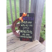 Halloween Schild - Hexe Und All Ihre Kleinen Monster Hübscher Teufel Rustikales Hexenschild Dekor Holzdekor Haustür von RusticLaneCreations