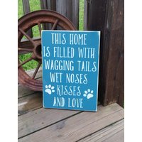 Hundeschild - Holz Hundedekor Dieses Haus Ist Gefüllt Mit Wackelschwänzen Nasse Nasen Küsse Und Liebe Hund Wandkunst Haustierschild von RusticLaneCreations