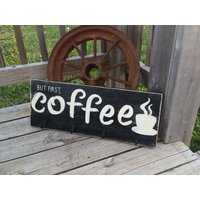 Kaffee-Zeichen - Kaffee Bar Dekor Becher Halter Beunruhigt Küche Kaffee-Wand-Kunst Aber Erste Zeichen Mit Haken von RusticLaneCreations