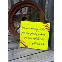 Softball Baseball Papa - Voller Mal Vater Teilzeit Pitchiing Maschine Softball Kritiker Warm Up Partner Holz-Zeichen Vatertagsgeschenk von RusticLaneCreations